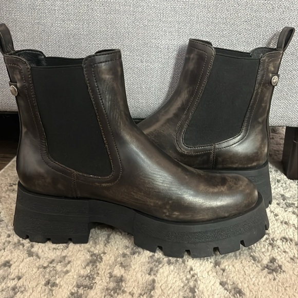 NWOT Dark Brown Steve Madden Chelsea Boots
Women's size 11 - Picture 4 of 6